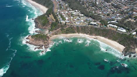 Playa-Flynns-En-Port-Macquarie,-Nueva-Gales-Del-Sur,-Australia---Toma-Aérea-De-Un-Drone
