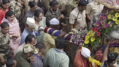 Die-Menge-Hinduistischer-Anhänger-Und-Priester-Trägt-Die-Hauptstatue-Des-Gottes-Trimbkeshwar,-Eine-Sänfte,-Die-Lord-Shiva-Gewidmet-Ist