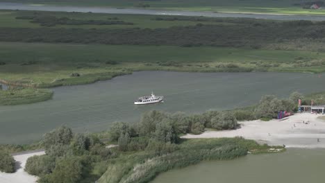 Barco-Navegando-Por-Ijsselmeer-Durante-Un-Día-De-Verano,-Aéreo