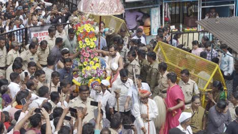 Die-Menge-Hinduistischer-Anhänger-Und-Priester-Trägt-Die-Hauptstatue-Des-Gottes-Trimbkeshwar,-Eine-Sänfte,-Die-Lord-Shiva-Während-Des-Heiligen-Monats-Shravana-Gewidmet-Ist