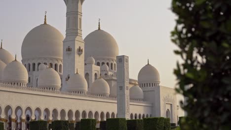 Die-Minarette-Der-Scheich-Zayid-Moschee-Vom-Umliegenden-Garten-Aus-Gesehen