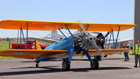 Boeing-Stearman-Modelo-75-Vintage-Aviones-De-Entrenamiento-De-La-Segunda-Guerra-Mundial-Arrancando-En-Una-Exhibición-Aérea-En-El-Aeropuerto-Centenario-De-Colorado