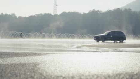 Schwarzes-Neues-Mercedes-Auto-Driftet-Durch-Nasse-Sicherheitsfahrstrecke