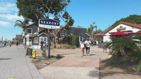 Peatones,-Palmeras,-Rascacielos-En-El-Centro-De-Seaport-Village-San-Diego,-Ca