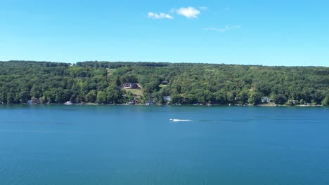 Luftaufnahme-Des-Keuka-Sees-In-Den-Finger-Lakes,-New-York,-Von-Einer-Drohne-Mit-Einem-Boot,-Das-Die-Szene-überquert