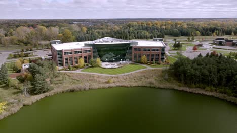 Edificio-De-La-Sede-De-Msufcu-En-East-Lansing,-Michigan,-Con-Video-De-Un-Dron-Moviéndose