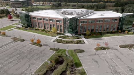 MSUFCU-Headquarters-building-in-East-Lansing,-Michigan-with-drone-video-pulling-back