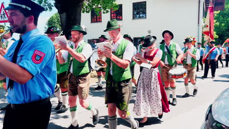 Fangen-Sie-Den-Lebendigen-Geist-Deutschlands-Ein,-Wenn-Eine-Blaskapelle-In-Traditioneller-Kleidung-Durch-Die-Straßen-Geht,-Die-Luft-Mit-Lebhaften-Melodien-Erfüllt-Und-Der-Stadtlandschaft-Einen-Hauch-Kultur-Verleiht