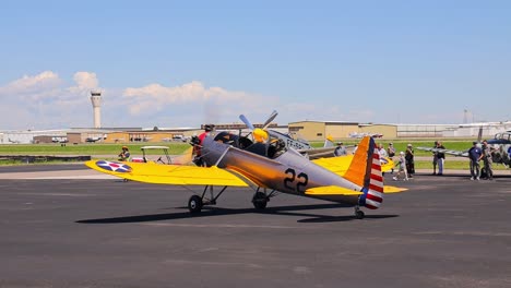 Ryan-PT-22-Recluta-Taxis-De-Aviones-De-Entrenamiento-Antiguos-De-La-Segunda-Guerra-Mundial-En-Un-Evento-De-Exhibición-Aérea-En-El-Aeropuerto-Centennial-De-Colorado
