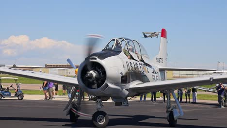 Aviones-Troyanos-T-28-Norteamericanos-De-época-Rodando-Y-Girando-Hacia-Un-Espacio-De-Estacionamiento-En-Una-Exhibición-Aérea-En-El-Aeropuerto-Centenario-De-Colorado