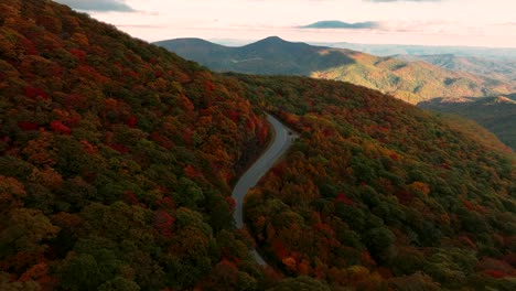 Aerial-footage-during-fall-in-the-Blue-Ridge-Mountains,-North-Carolina