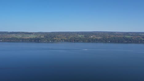 Weite-Luftaufnahme-Des-Seneca-Sees-In-Den-Finger-Lakes,-New-York,-Mit-Blick-Nach-Osten-Und-Einem-Boot-In-Der-Ferne