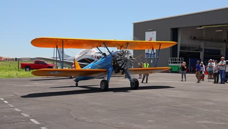 Boeing-Stearman-Modell-75,-Vintage-Trainingsflugzeug-Aus-Dem-Zweiten-Weltkrieg,-Das-Vor-Einem-Kleiderbügel-Auf-Einer-Flugschau-Am-Centennial-Airport-In-Colorado-Rollt