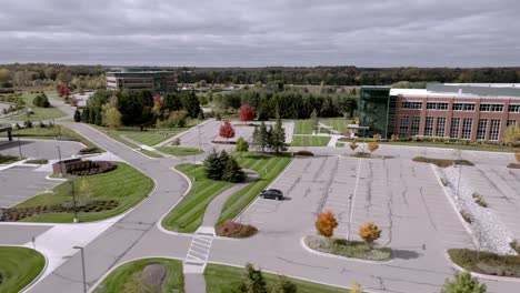 Edificio-De-La-Sede-De-Msufcu-En-East-Lansing,-Michigan,-Con-Un-Vídeo-De-Un-Dron-Moviéndose-De-Izquierda-A-Derecha