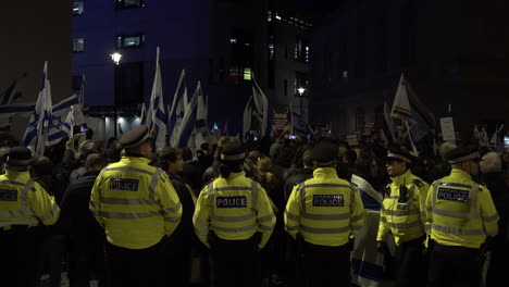 Oficiales-De-La-Policía-Metropolitana-Hacen-Fila-Y-Forman-Un-Cordón-Durante-Una-Protesta-Pro-israelí-Frente-A-Las-Oficinas-De-La-Corporación-Británica-De-Radiodifusión-Por-La-Noche.