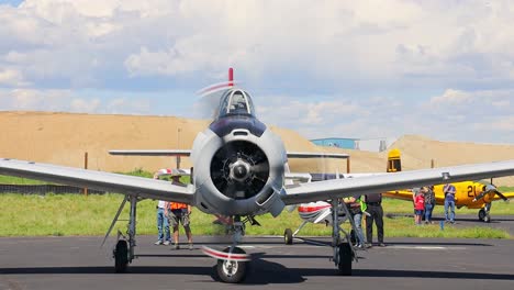 Aviones-Antiguos-Troyanos-T-28-De-América-Del-Norte-Rodando-Hasta-Una-Plaza-De-Aparcamiento-En-Una-Exhibición-Aérea-En-El-Aeropuerto-Centennial-De-Colorado