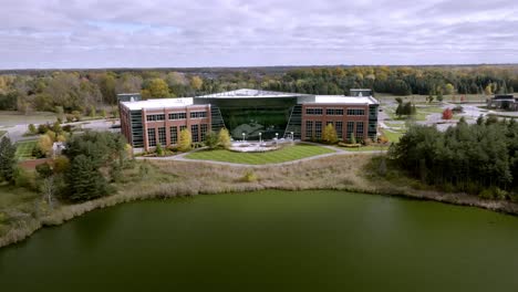 Edificio-De-La-Sede-De-Msufcu-En-East-Lansing,-Michigan,-Con-Un-Vídeo-De-Un-Dron-Subiendo