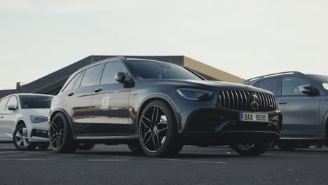 Morgenlicht-Auf-Mercedes-GLC-43-AMG-Auto-Geparkt-Mit-Anderen-Modellen-Im-Hintergrund