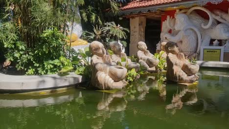 Sitzende-Buddha-Statuen-Auf-Einem-Teich-Im-Schwimmenden-Restaurant-Isdaan-In-Tarlac