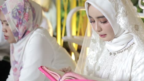 Una-Mujer-Musulmana-Indonesia-Con-Un-Pañuelo-En-La-Cabeza-Lee-El-Corán-En-La-Ceremonia-De-Despedida-De-Soltera