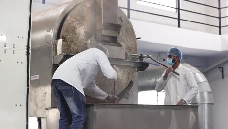 Erdnussbutter-Herstellungsprozess,-Mitarbeiter-Kühlt-Erdnusskerne-In-Der-Bank