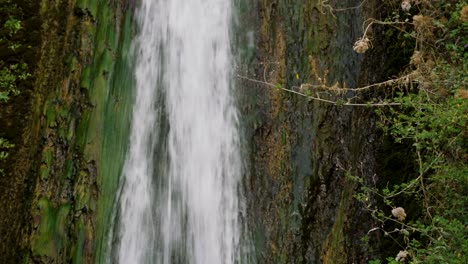 Mächtiger-Wasserfall,-Moosiger-Felsiger-Berg-Dahinter,-Statische-Aussicht