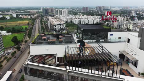 Vista-Aérea-De-La-Terraza-Abierta-Al-Jardín-En-El-último-Piso-Del-Edificio-High-Raheesh