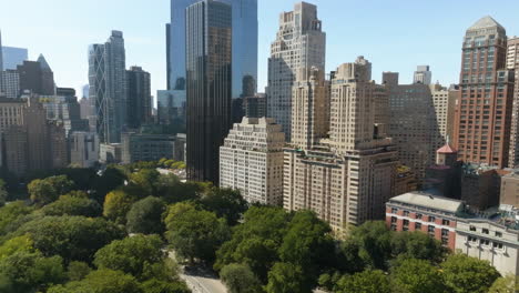 Aerial-view-backwards-away-from-the-skyline-of-Central-park-west,-in-sunny-NYC