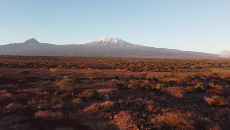Kilimanjaro-Al-Amanecer-Por-El-Lado-De-Kenia-Con-Drones