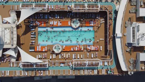 Kreuzfahrtpassagiere-Schwimmen-Und-Entspannen-Im-Lido-Deck-Pool-Und-In-Der-Sonnenlounge