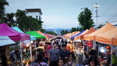 Spaziergang-Durch-Einen-Straßenmarkt-In-Thailand