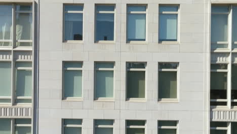 Luftaufnahme-Vor-Den-Fenstern-Eines-Hohen-Mehrfamilienhauses-Im-Sonnigen-New-York