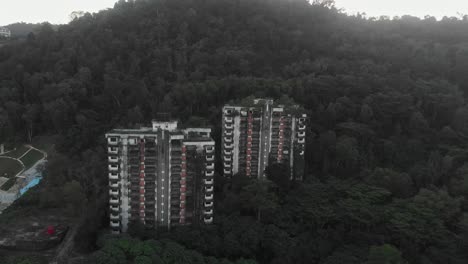 Berühmte-Verlassene-Hochlandtürme-In-Kuala-Lumpur-An-Bewölkten-Tagen,-Luftaufnahmen
