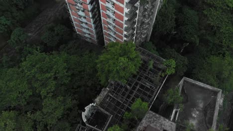 Vista-De-Arriba-Hacia-Abajo-De-Las-Torres-Abandonadas-De-Las-Tierras-Altas-En-Kuala-Lumpur,-Aérea