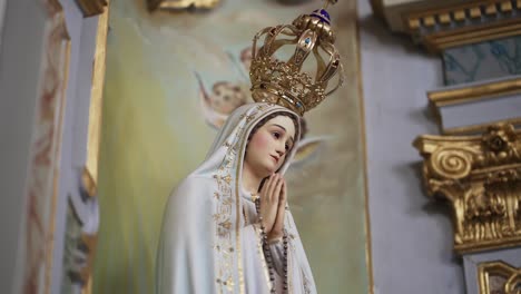 Estatua-De-La-Virgen-María-Con-Corona-Adornada-En-La-Iglesia