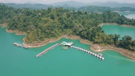 Stunning-drone-footage-of-Floating-Bungalows,-the-Rainforest,-and-Mountains-in-Khao-Sok-National-Park-Thailand