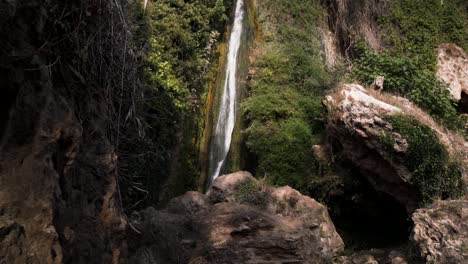 Hoher-Und-Steiler-Wasserfall-Mit-Schmalem-Bach-In-Spanien