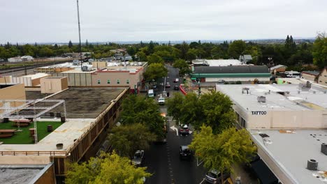Aerial-view-over-traffic-on-the-streets-of-cloudy-Roseville,-California,-USA