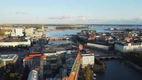 Überflug-Zur-Goldenen-Stunde:-Helsinki,-Finnland,-Eine-Hauptstadt-Des-Nördlichen-Baltikums