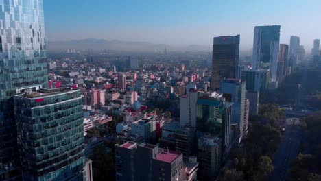 Drohnenaufnahme-Mexiko-Stadt-Reforma-Avenue-Am-Frühen-Morgen-Landschaft-Skyline-Stadtviertel