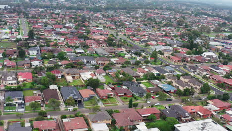 Luftdrohnenaufnahme-über-Wohnhäusern-Und-Grundstücken-In-Liverpool,-Sydney,-Australien