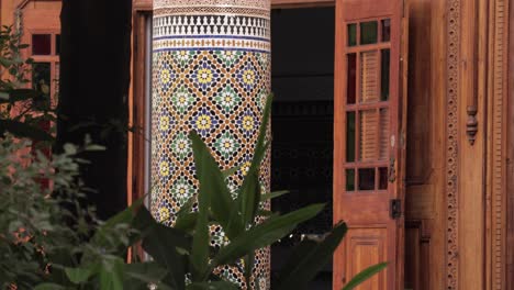 Ornamental-pillar-in-a-Moroccan-Riad-museum,-a-blend-of-Arabic-design,-historical-art,-and-ornate-patterns