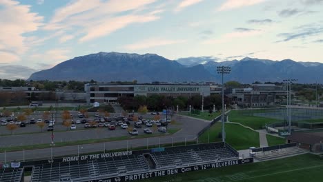 UVU-Campus-In-Orem,-Utah-–-Aufsteigende-Luftaufnahme-Im-Morgengrauen