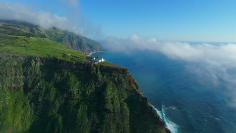 Ruhige-Wolken-Und-Blaues-Wasser-Nähern-Sich-Dem-Leuchtturm-Von-Ponta-Do-Pargo