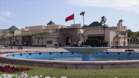 Royal-Palace-in-Rabat,-a-monument-in-the-heart-of-Morocco,-front-gardens-with-fountain