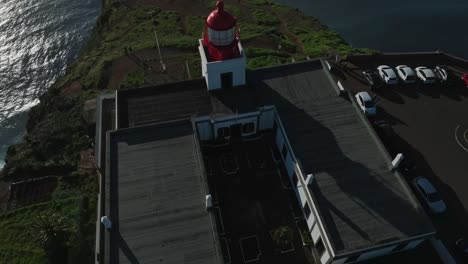 Ponta-Do-Pargo-Leuchtturm-Aussichtspunkt-In-Richtung-Meer-Mit-Leichten-Wolken
