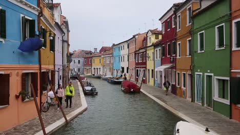 Colourful-houses-and-canal-at-Burano,-Venice,-Italy