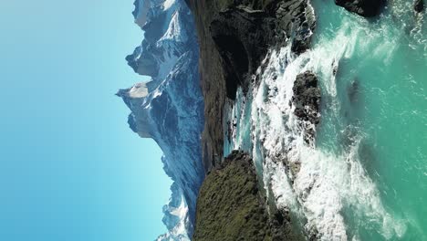 Wunderschöner-Fluss-Paine-Im-Nationalpark-Torres-Del-Paine-In-Chile,-Vertikale-Luftaufnahme
