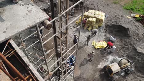 Los-Materiales-De-Hormigón-Se-Están-Preparando-Y-Subiendo-Por-El-Elevador-De-Materiales-De-Construcción.