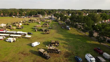 Exposición-Militar-Al-Aire-Libre-Con-Vehículos-Americanos-De-La-Segunda-Guerra-Mundial,-Drones